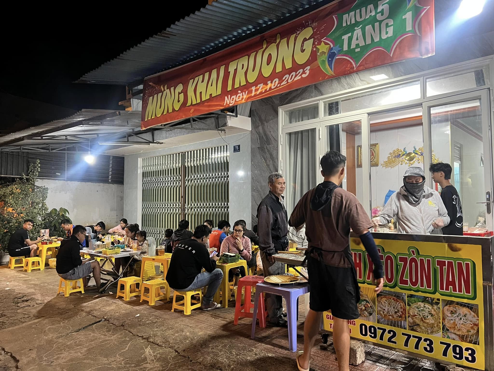 Quán Bánh Xèo Zòn Tan đông khách